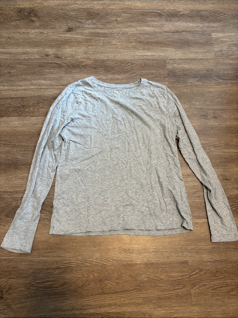women’s gray long sleeve crewneck